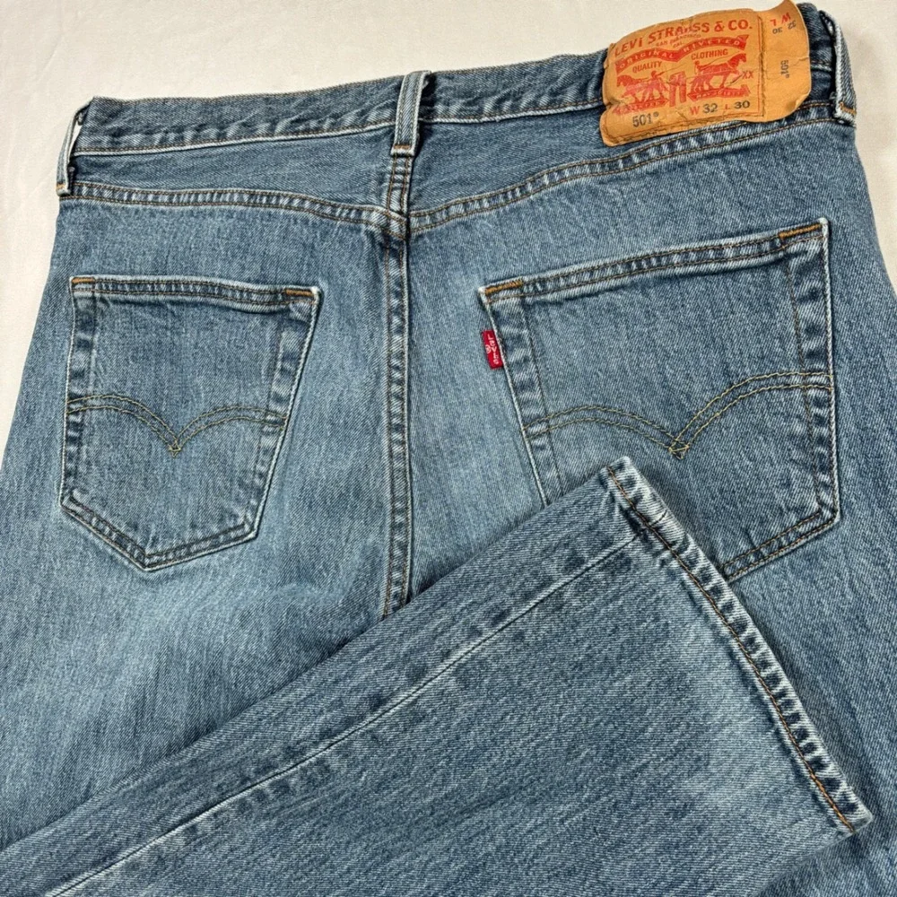 Levi's 501 Original Fit Jeans Mens 33x31 Blue Denim Button Fly Straight Leg